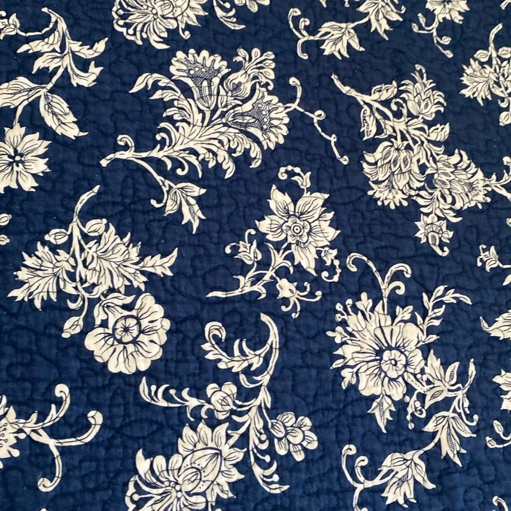 In excellent condition 2 sided quilt and dust ruffle size queen bed cover.